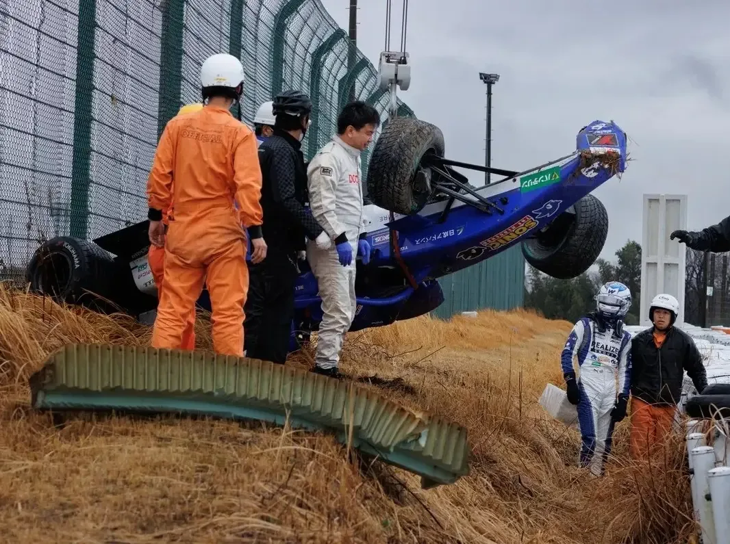 Spectacular accident in Suzuka: Williams junior lands upside down in the straw