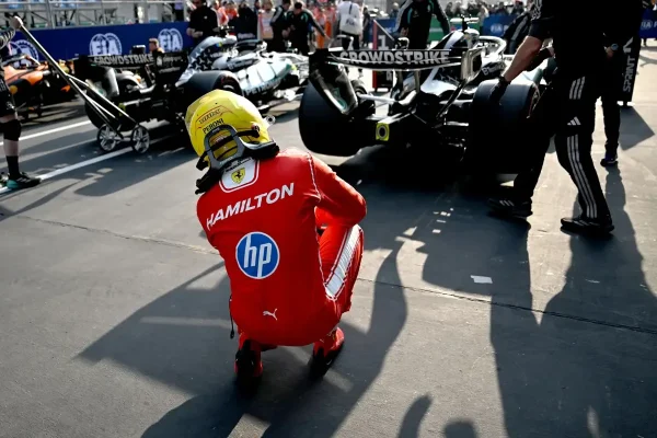 "Inspector Seb" is back: Hamilton takes a close look at Mercedes