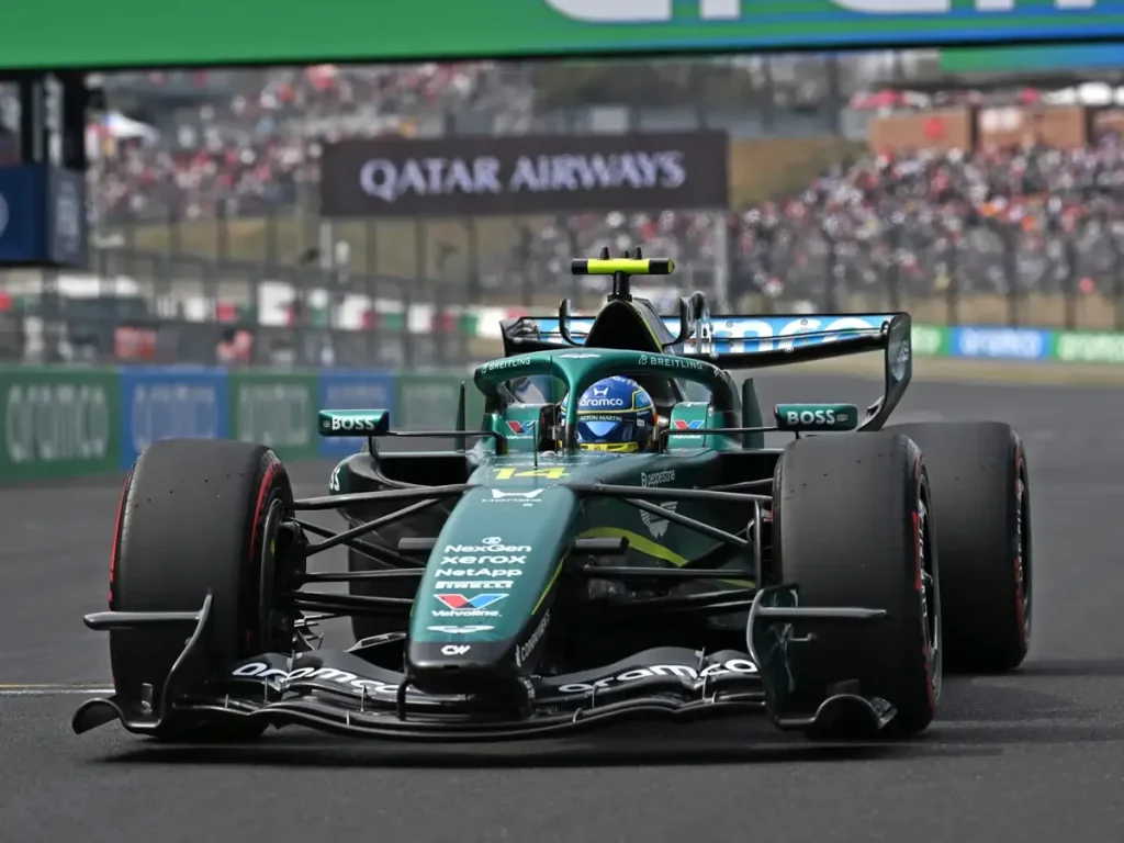 Foto zur News: Ziel erreicht: Erste Grand-Prix-Distanz für Aston Martin durch Fernando Alonso