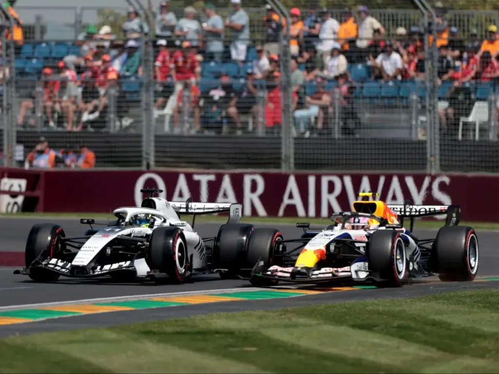 Foto zur News: Liam Lawson über Zweikampf mit Sergio Perez: 