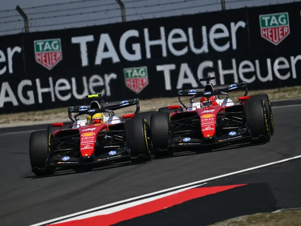 Foto zur News: Vasseur lobt Hamilton: Zwei starke Ferrari-Fahrer helfen der Entwicklung