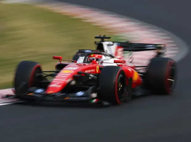 Foto zur News: Ferrari-Trick in Suzuka: Wie sich Leclerc gegen Angriffe von Russell geschützt hat