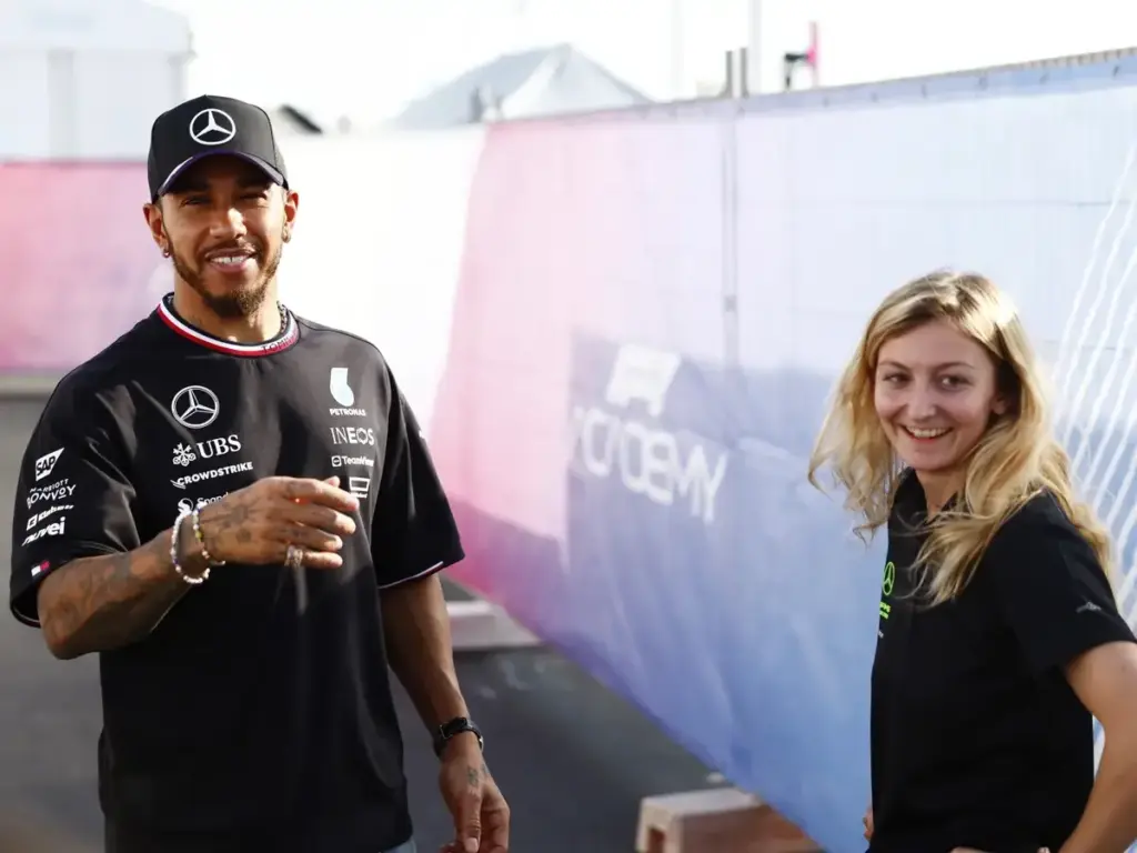 Foto zur News: Wie Lewis Hamilton F1-Academy-Meisterin Doriane Pin unterstützte