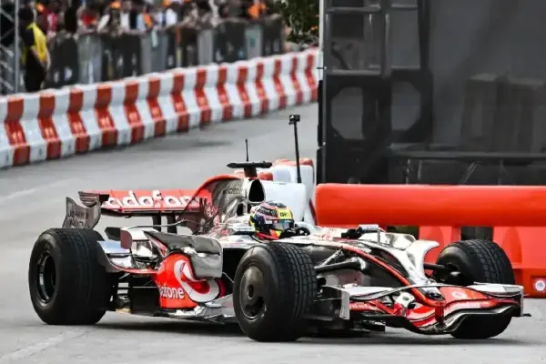 "Pretty cool": What Oscar Piastri likes about Hamilton's World Championship McLaren