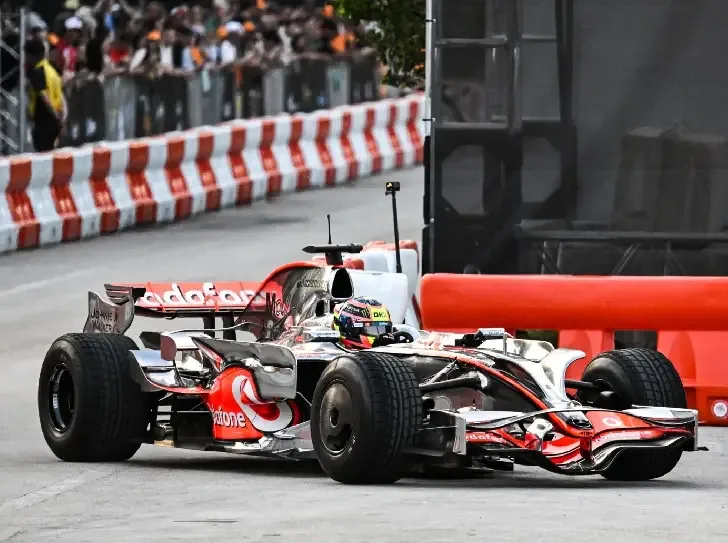"Pretty cool": What Oscar Piastri likes about Hamilton's World Championship McLaren