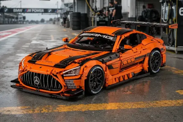 A Mercedes-AMG GT3 made from 5,466 pieces: The building block experiment