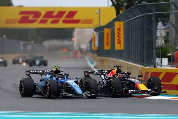 "Crazy maneuver": Carlos Sainz criticizes Max Verstappen